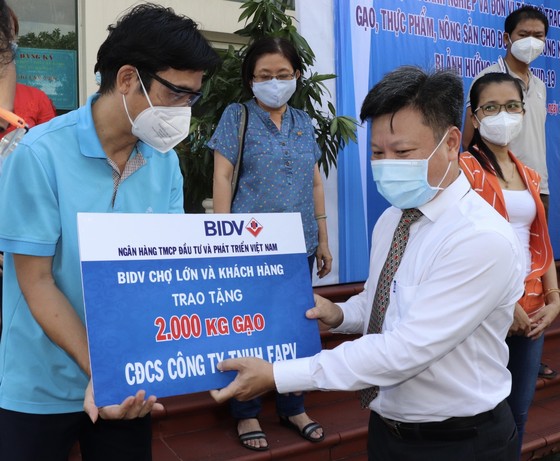 Trao 10 tấn gạo đến công nhân khó khăn ảnh 1
