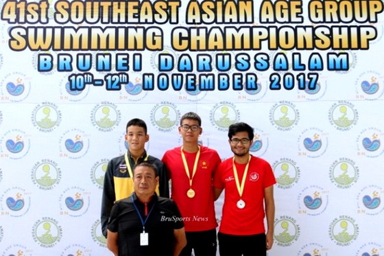 Kình ngư Kim Sơn (giữa) thi đấu nổi bật ở giải trẻ Đông Nam Á.