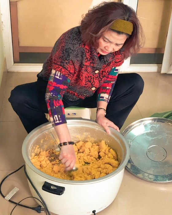 Con gái bóng chuyền học gói bánh chưng ảnh 2