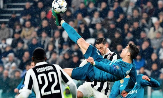 Cận cảnh pha ngả người móc bóng tuyệt đẹp của Ronaldo. Ảnh: Sky Sports