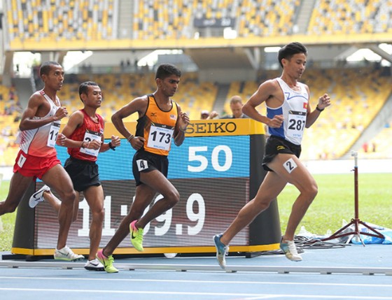 Nguyễn Văn Lai (dẫn đầu) dễ dàng đoạt HCV cự ly 5.000m tại Singapore.