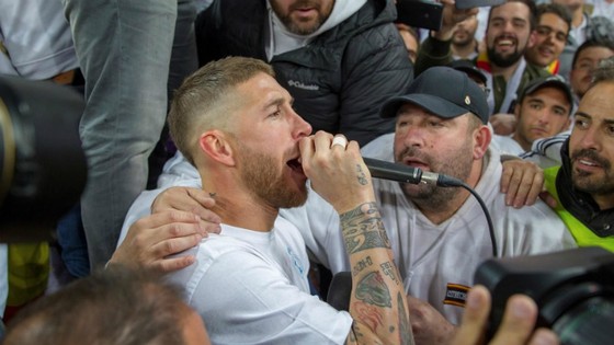 Ramos hát cùng các cổ động viên Real để ăn mừng chiến thắng. Ảnh: ESPN