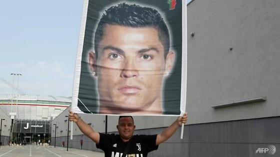 Người hâm mộ đang nóng lòng với trận ra mắt của Ronaldo trong  màu áo Juventus Ảnh: AFP