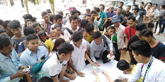 Người hâm mộ Myanmar xếp hàng mua vé xem trận Myanmar - Việt Nam vào ngày 20-11.