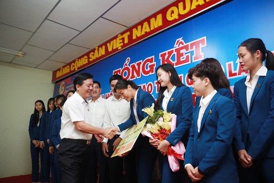 Ông Ngô Văn Đông - TGĐ Cty CPPB Bình Điền trao tặng phần thưởng cho Ngọc Hoa và đội bóng VTV Bình Điền Long An. Ảnh: DŨNG PHƯƠNG