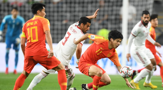 Các cầu thủ Trung Quốc đã không thể làm nên chuyện trước sức mạnh của đội Iran