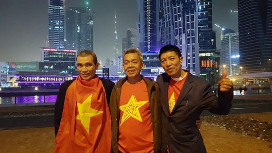 Vẻ đẹp fan Việt trong cuộc hành trình cùng đội tuyển Việt Nam tại UAE  ảnh 3