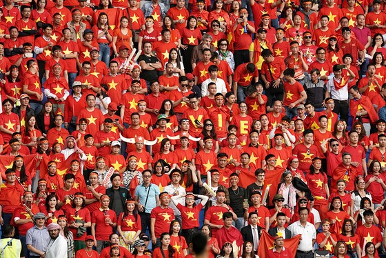 Vẻ đẹp fan Việt trong cuộc hành trình cùng đội tuyển Việt Nam tại UAE  ảnh 1