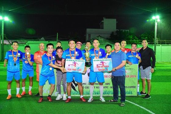 FC Hồ câu Thủy Ngư của bầu Tuấn "nhóc" vô địch giải Tân Xuân quận 9.