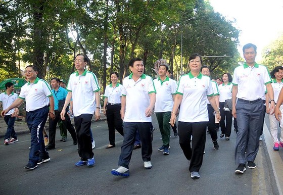 Ông Nguyễn Thành Phong - Chủ tịch UBND TPHCM (thứ 3 từ trái qua) cùng lãnh đạo thành phố tham dự Ngày chạy Olympic. Ảnh: NGUYỄN NHÂN