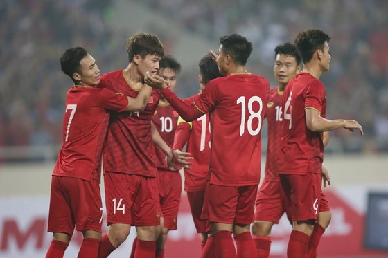 Đồng đội chia vui cùng Hoàng Đức sau bàn thắng thứ 2. Ảnh: MINH HOÀNG