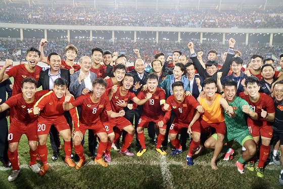 Thủ tướng Nguyễn Xuân Phúc và Chủ tịch Quốc Hội Nguyễn Thị Kim Ngân xuống sân chúc mừng và chụp hình cùng toàn đội sau trận đấu. Ảnh: HOÀNG HÙNG