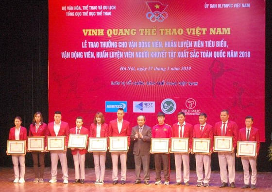 Các VĐV, HLV tiêu biểu năm 2018 tại buổi lễ Vinh quang thể thao Việt Nam.