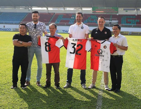 Đai diện đội bóng Hà Lan trao tặng áo thi đấu của CLB cho bầu Đức và trưởng đoàn Tấn Anh. Ảnh: MINH TRẦN