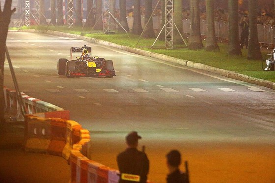 Biểu diễn đua xe F1 tại Việt Nam ảnh 3
