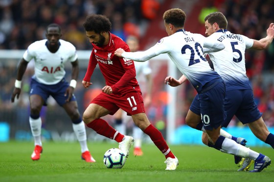 Các cầu thủ Tottenham nỗ lực đeo bám Salah.