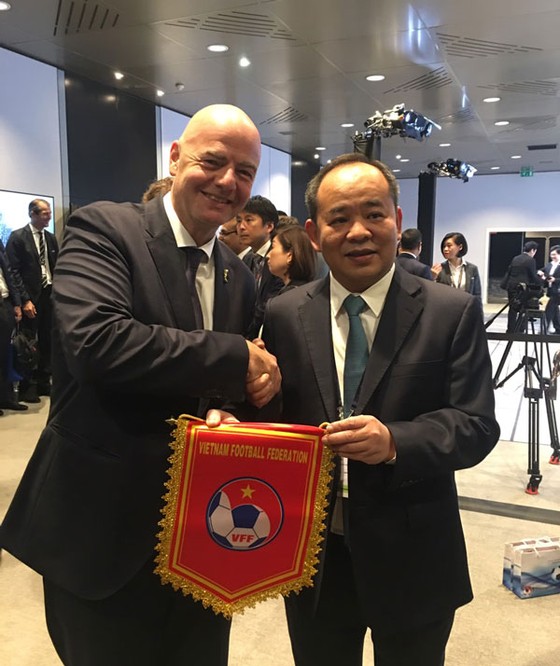 Chủ tịch VFF Lê Khánh Hải cùng Chủ tịch FIFA Gianni Infantino