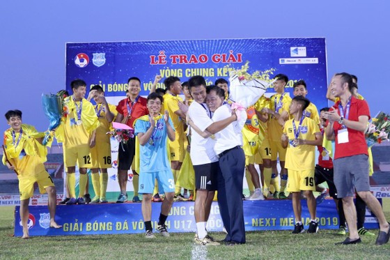 Bầu Đệ thưởng nóng các cầu thủ U17 Thanh Hóa 350 triệu đồng sau chiến thắng. Ảnh: ANH KHOA