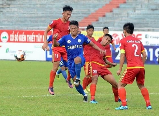 Bình Định và Tây Ninh bất phân thắng bại trên sân Quy Nhơn. Ảnh: Thanh Thọ