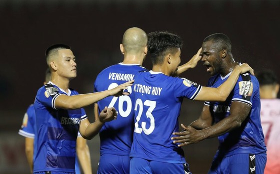 Đồng đội chia vui cùng Trọng Huy sau siêu phẩm ở phút 34 đánh bại thủ môn Văn Phong. Ảnh: DŨNG PHƯƠNG