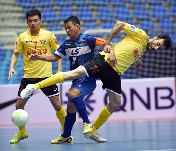 Bảo Quân cùng Thái Sơn Nam trong trận thắng 5-1 trước Shenzhen năm 2015