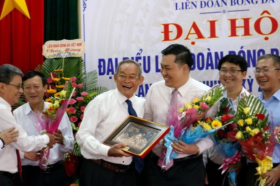 Phó chủ tịch VFF Cao Văn Chóng chúc mừng ông Nguyễn Duy Quý sau khi kết thúc Đại hội. Ảnh: Kim Yến