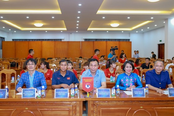 VFF và nhà tài trợ Vinamilk trao thưởng cho đội tuyển nữ Việt Nam ảnh 1