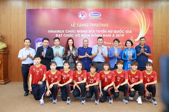 Đại diện đội tuyển nữ Viêt Nam chụp ảnh lưu niệm cùng lãnh đạo Tổng cục TDTT, VFF và nhà tài trợ Vinamilk. Ảnh: Anh Trần