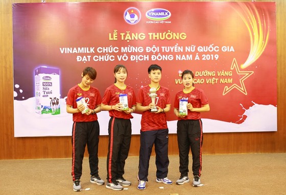 VFF và nhà tài trợ Vinamilk trao thưởng cho đội tuyển nữ Việt Nam ảnh 2
