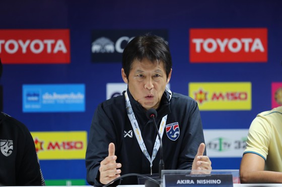 HLV Akira Nishino thất vọng về màn trình diễn của các tuyển thủ Thái Lan. Ảnh: DŨNG PHƯƠNG