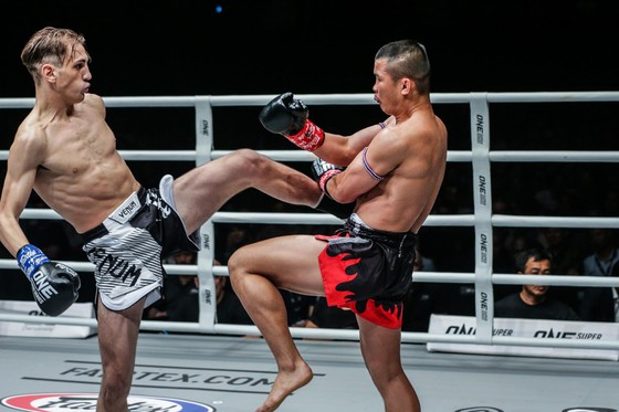 ONE Championship TPHCM 2019: Nguyễn Trần Duy Nhất hạ knock-out đối thủ người Malaysia ảnh 2