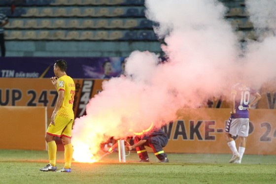 Sân Hàng Đẫy ‘đi đầu’ về các án phạt đốt pháo sáng tại V-League 2019 ảnh 2