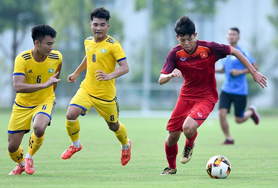 HLV Phillippe Troussier chia tay 11 cầu thủ U19 Việt Nam ảnh 1