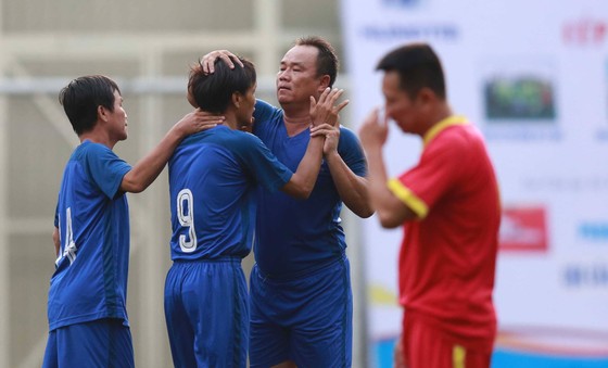 Hoàng Bửu và Văn Lợi chúc mừng Ngọc Thah sau khi ghi bàn cho cựu cầu thủ Cảng Sài Gòn. Ảnh: DŨNG PHƯƠNG