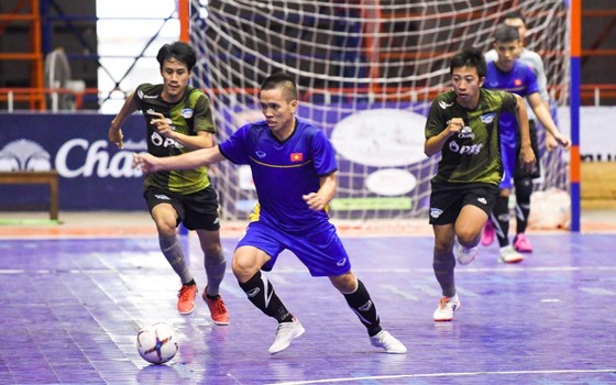 ĐT futsal Việt Nam ngược dòng thắng Chonburi 5-2 ảnh 1
