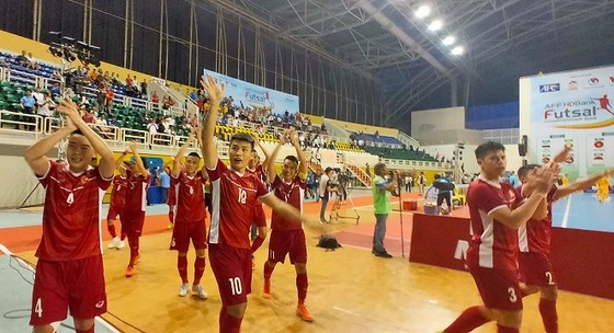 Hai mặt của việc khán giả “ken đầy” khi xem tuyển futsal Việt Nam thi đấu ảnh 1