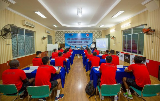 Cựu Quả bóng vàng Kiều Trinh tham gia khóa học HLV thủ môn cấp 1 AFC ảnh 1