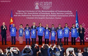 Quang cảnh lễ ký Bản ghi nhớ hợp tác giữa ASEAN và FIFA. Ảnh: Quang Hiếu