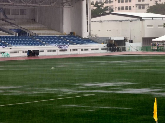 Sân đấu trận U22 Việt Nam và U22 Singapore chìm trong biển nước ảnh 1