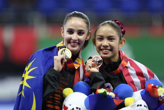 Hoa khôi TDDC Farah Ann (trái) thi đấu ấn tượng tại SEA Games 30. Ảnh: KHƯƠNG DUY