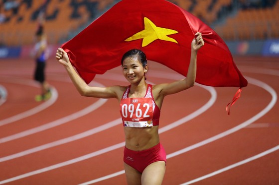 Chạy nhanh hơn đối thủ 0,1% giây, Lê Tú Chinh đoạt HCV 100m nữ ảnh 2