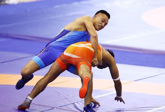 Nguyễn Bá Sơn (xanh) đoạt HCV hạng cân 77kg nam.