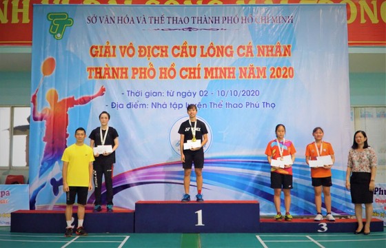 Giải Vô địch cầu lông cá nhân TPHCM 2020: Vũ Thị Anh Thư bất ngờ đánh bại đàn chị Vũ Thị Trang ảnh 1