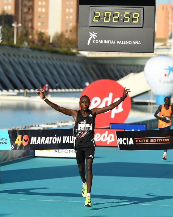 Kibiwott Kandie xuất sắc phá kỷ lục thế giới nội dung bán marathon ảnh 1