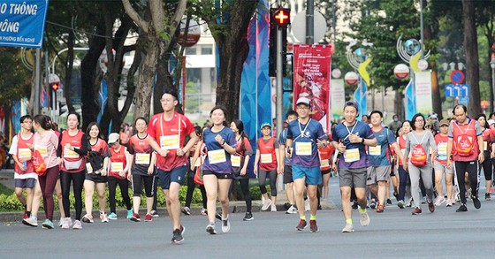 Giới chạy phong trào tố VĐV thi đấu thiếu trung thực ở giải marathon TPHCM 2021 ảnh 1