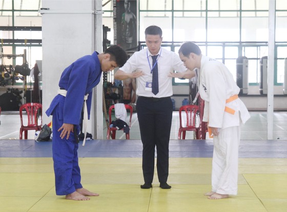 Các võ sĩ thi đấu tại Cúp các CLB Judo người khiếm thị toàn quốc năm 2021. Ảnh: NGUYỄN ANH