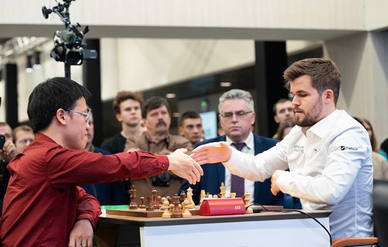 Lê Quang Liêm đã để thua Vua cờ Carlsen Magnus.