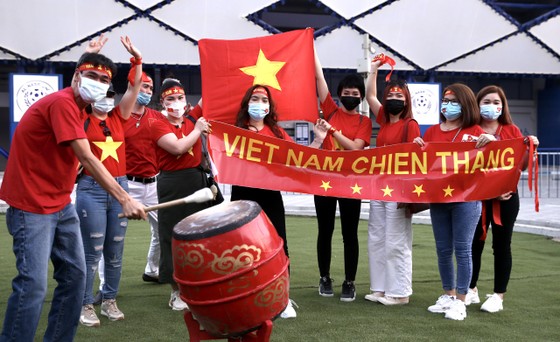 Cổ động viên Việt Nam đến sân Al-Marktoum cổ vũ đội tuyển ảnh 4