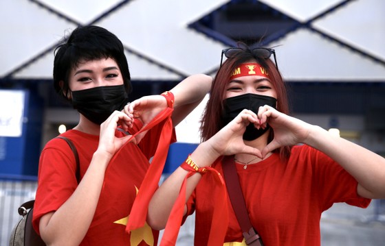 Cổ động viên Việt Nam đến sân Al-Marktoum cổ vũ đội tuyển ảnh 1