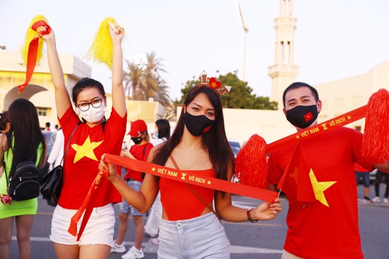 Cổ động viên Việt Nam hâm nóng bầu không khí trước trận gặp UAE ảnh 1
